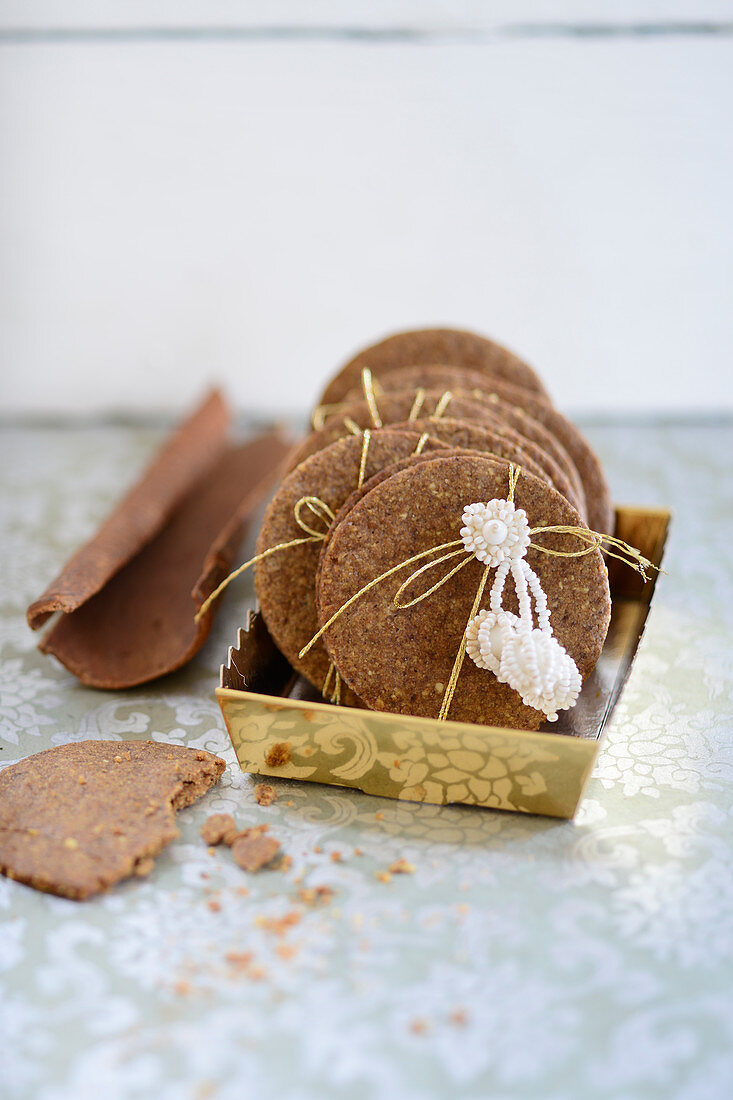 Nutmeg and clove biscuits with almonds as a gift