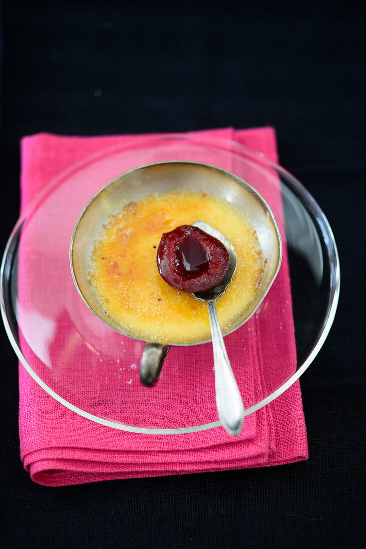 Crème brûlée with cherries