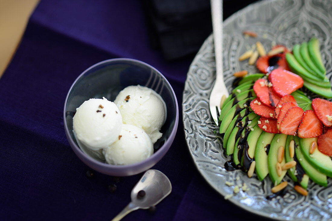 Avocado-Erdbeer-Salat mit Pinienkernen, Eiscreme