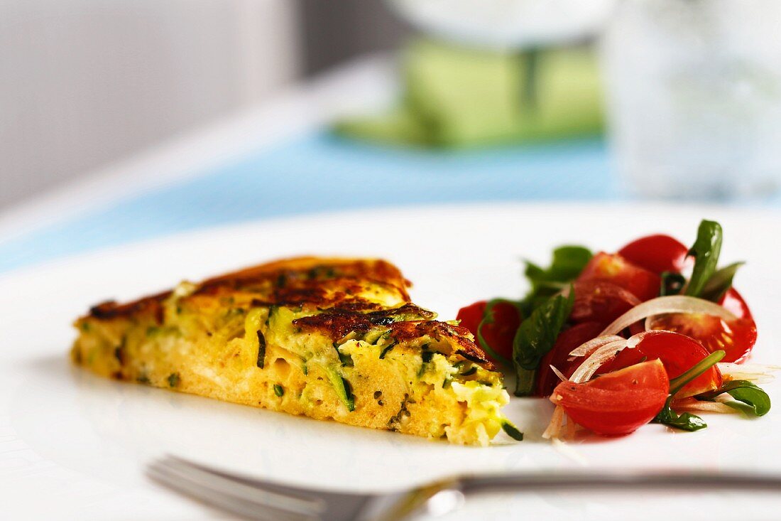 Zucchiniomelett mit Tomatensalat