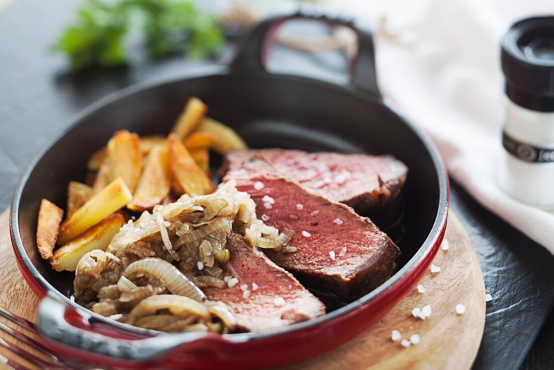 Zwiebelrostbraten mit Pommes Frites