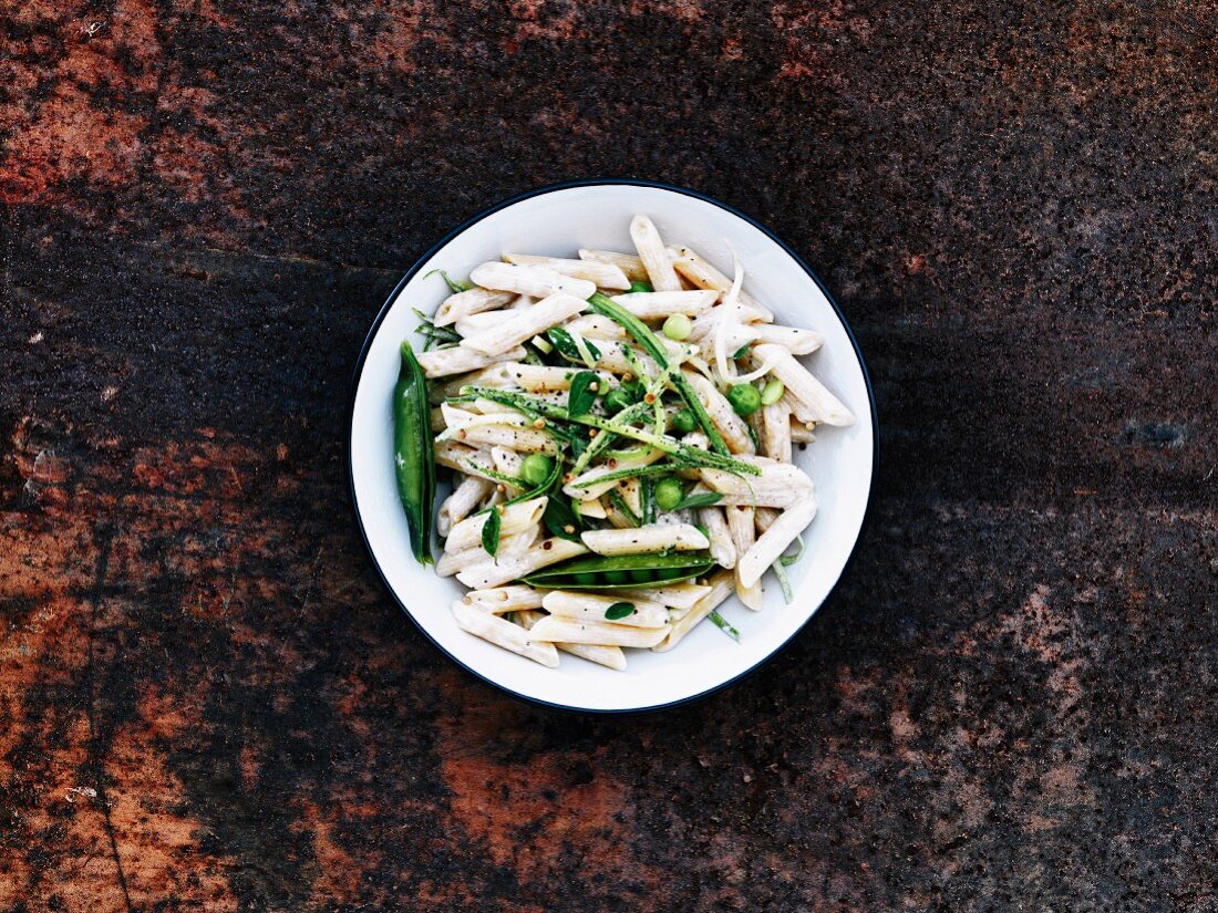 Penne mit Erbsenschoten und weisser Sauce (Aufsicht)