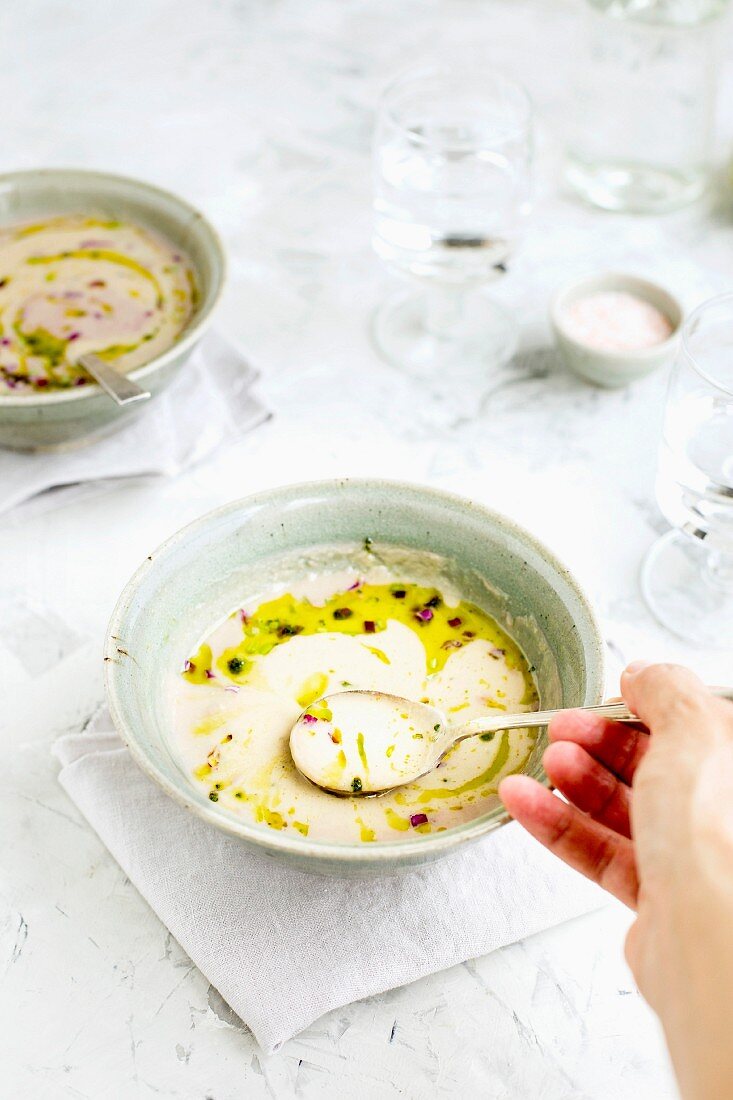 Vegane Kokossuppe mit roten Linsen, Rotkohl und Korianderöl