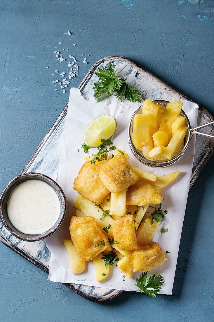 Fish and Chips mit Käsesauce und Limettenschnitz (England)