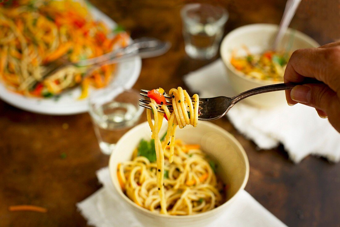 Veganer Nudelsalat mit Sesam, Gemüse und Essblüten (Asien)