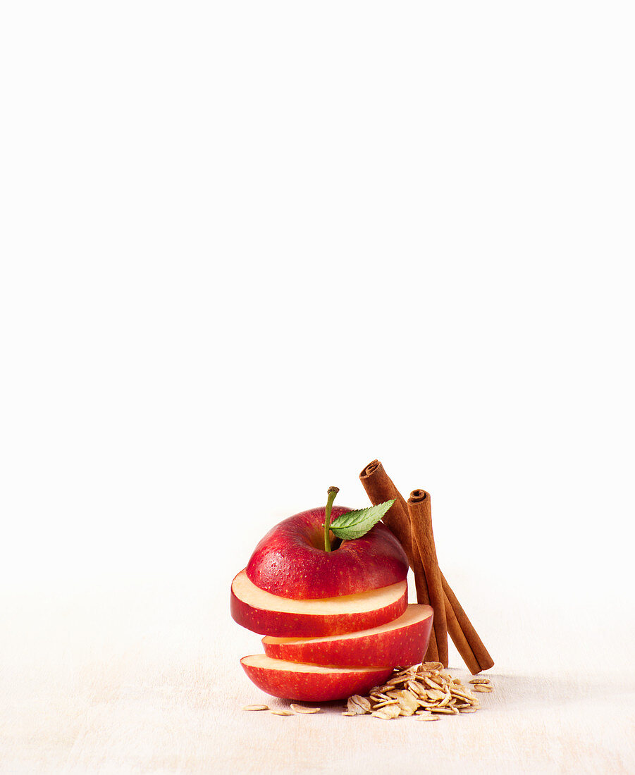 Apple slices, cinnamon and oats