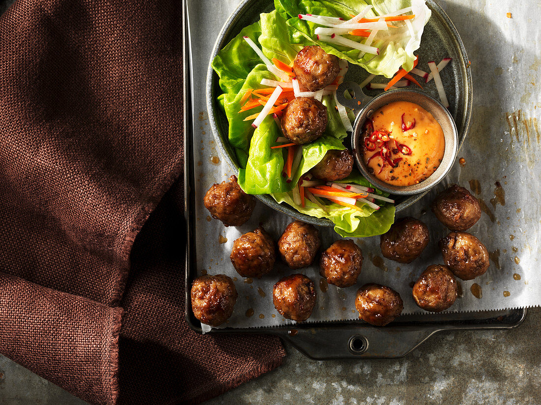 Meatballs with lettuce and a chilli dip