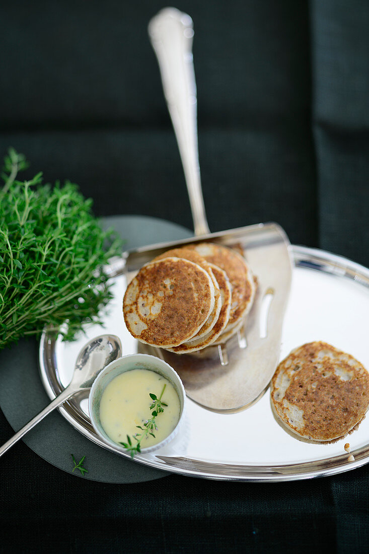 Haselnussblini mit Zitronenthymiancreme