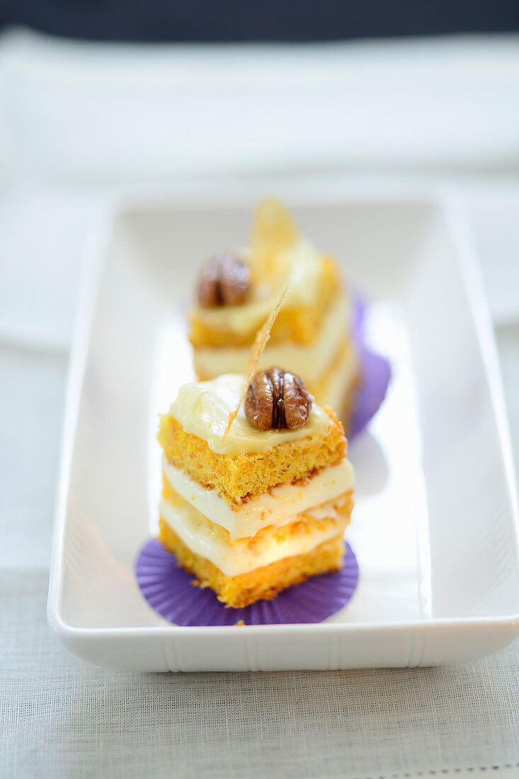 Saffron sponge cakes with mascarpone cream