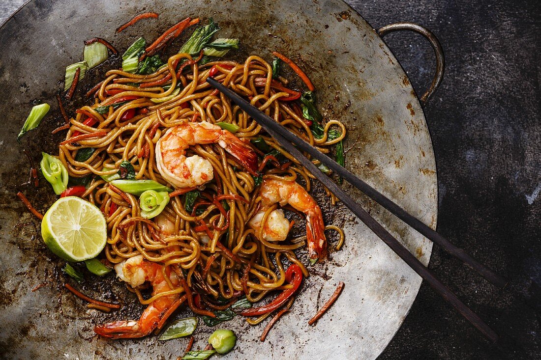 Udon-Nudeln mit Garnelen und Gemüse im Wok (Asien)