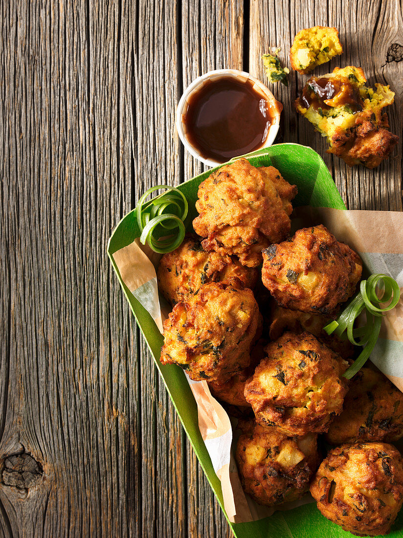 Vegetable pakoras and sauce (India)