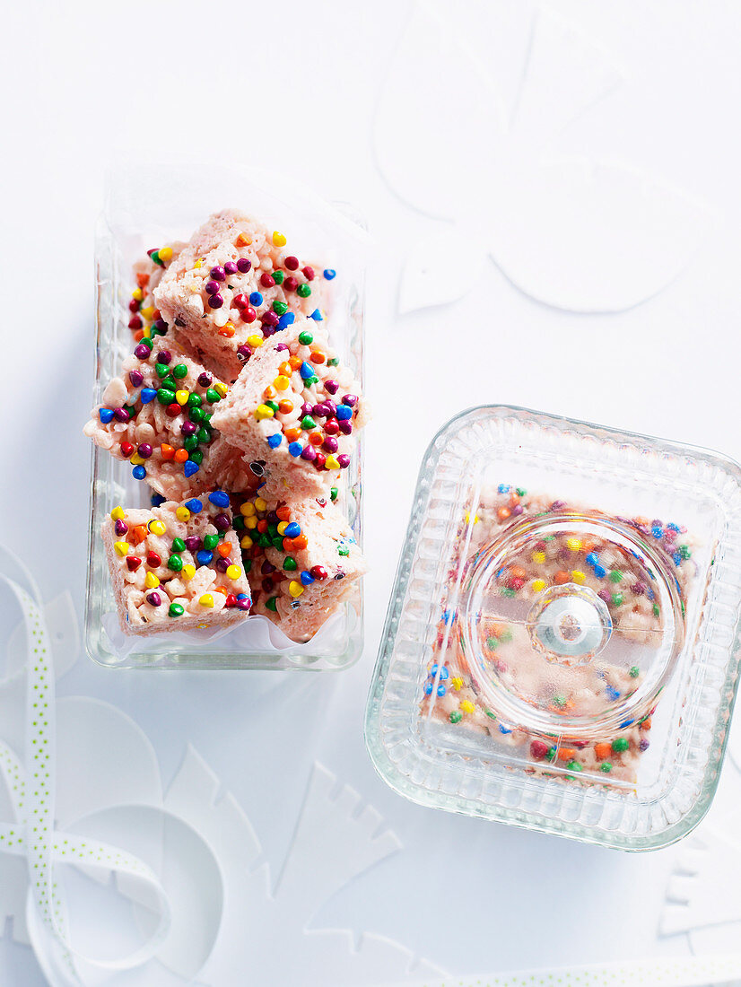 Marshmallow-Puffreis-Bissen mit bunten Zuckerstreuseln