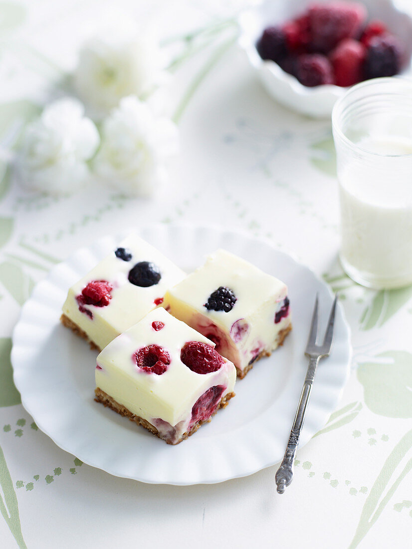 Cheesecake-Schnitten mit weißer Schokolade und Beeren