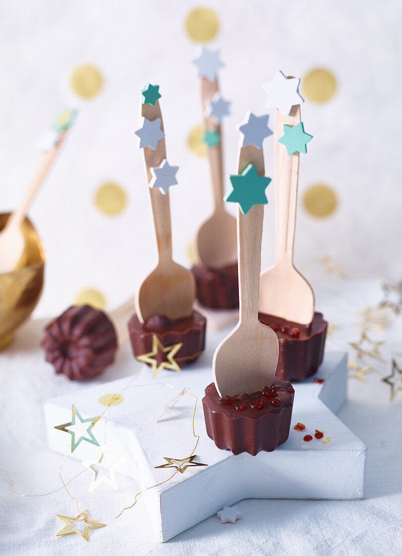 Drinking chocolate on wooden spoons as gifts