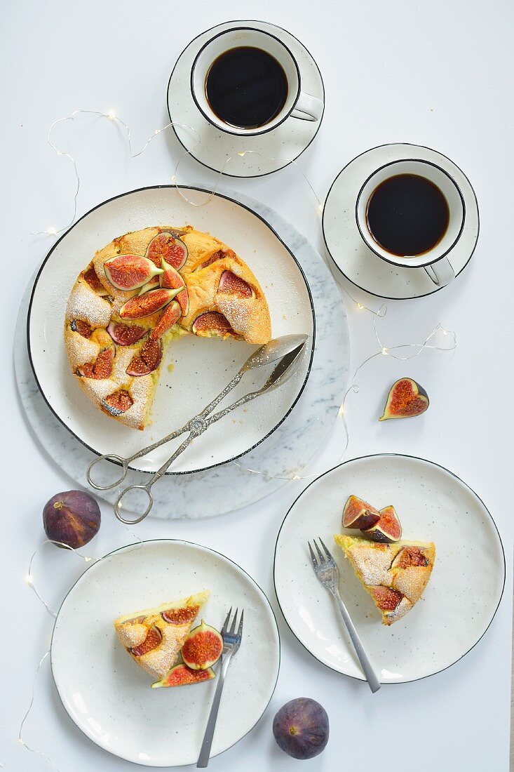 Biskuitkuchen mit Feigen, dazu Kaffee