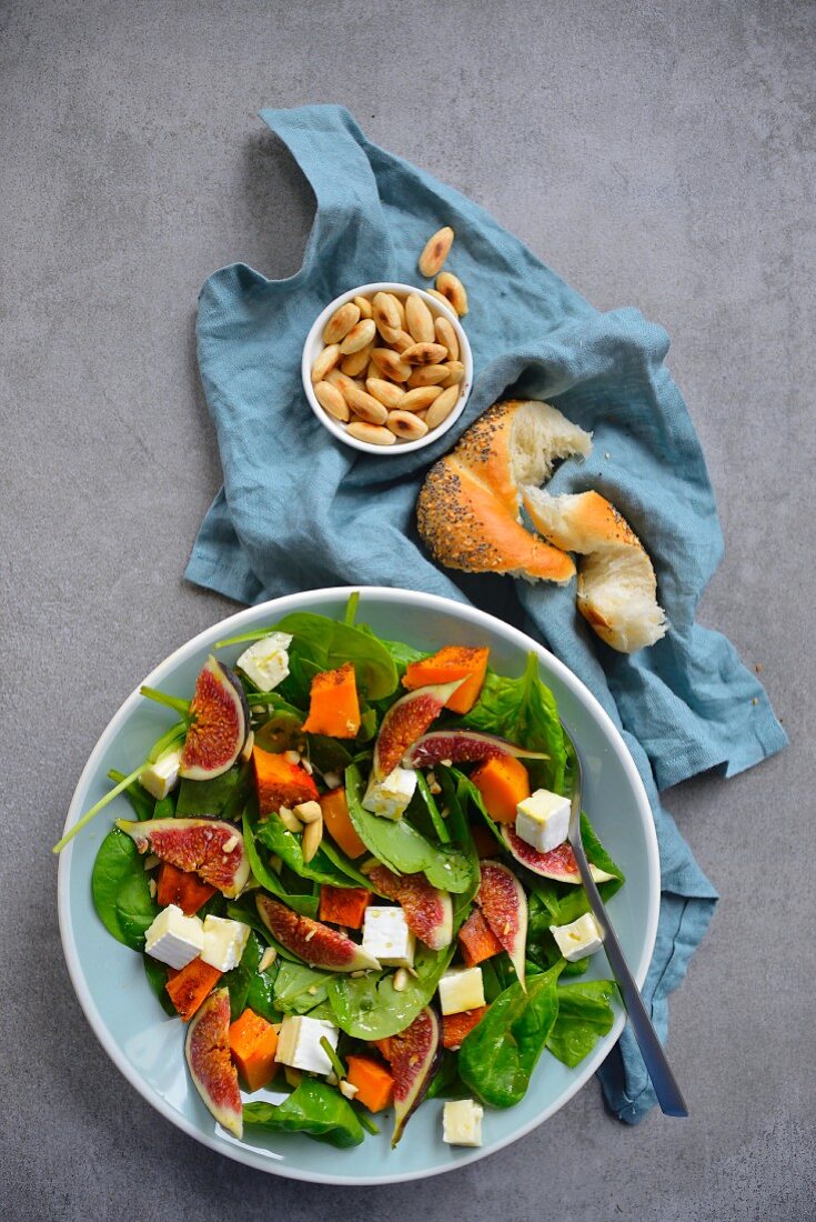 Salad with spinach figs baked pumpkin and almonds