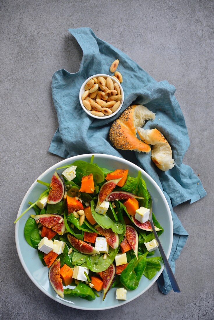 Salat mit Spinat, Feigen, gebackenem Kürbis und Mandeln