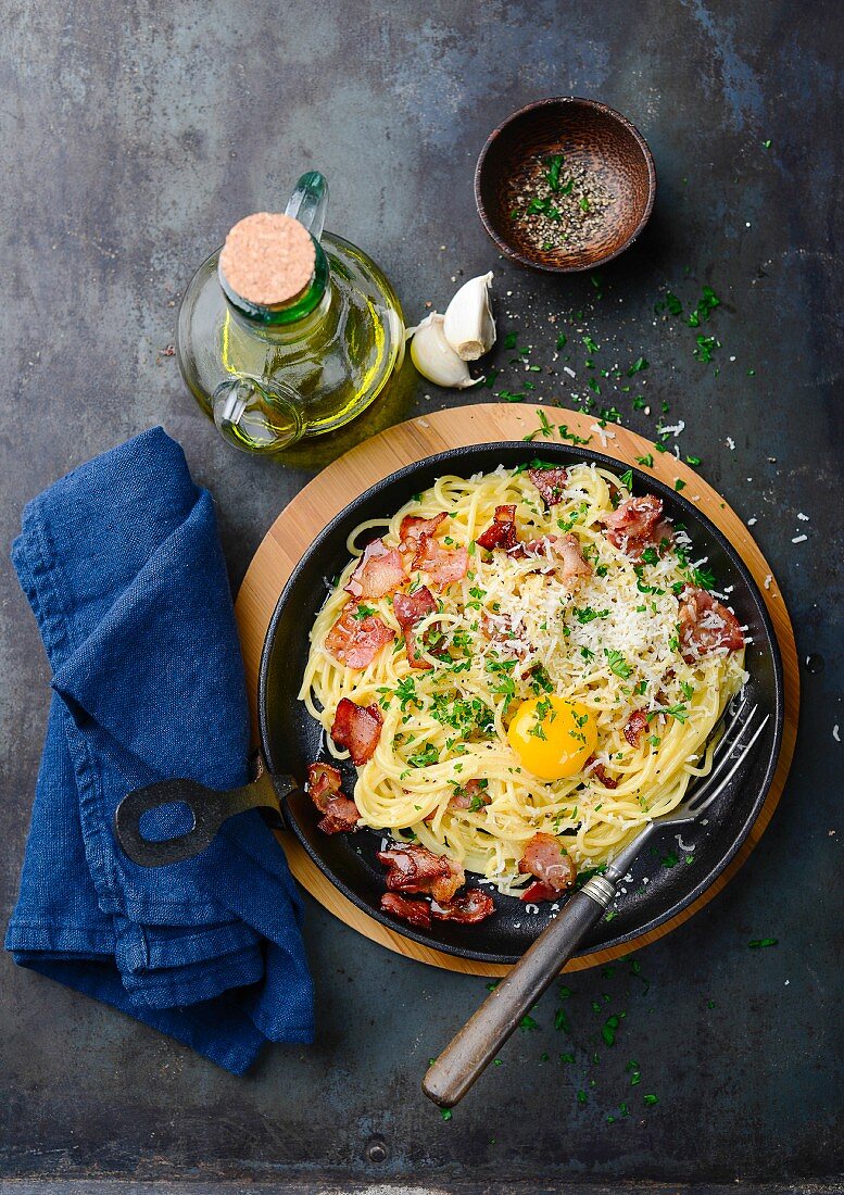 Spaghetti carbonara with ham and egg yolk