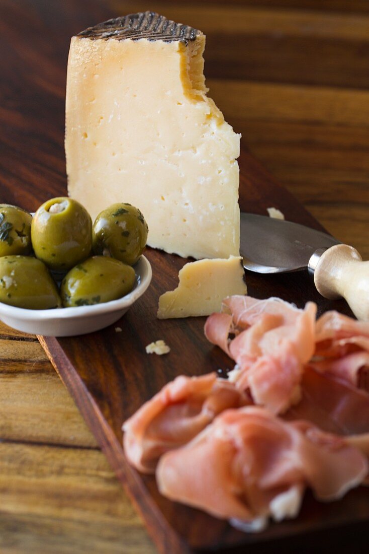 Manchego cheese with olives and Serrano ham