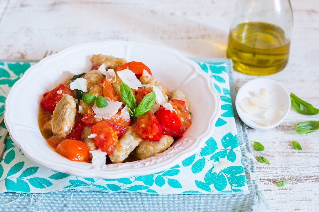 Auberginen-Gnocchi mit frischen Tomaten und Basilikum