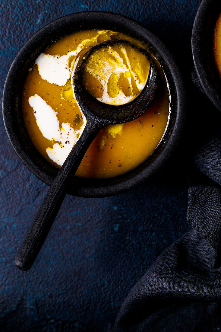 Kürbissuppe mit Sahne und Olivenöl