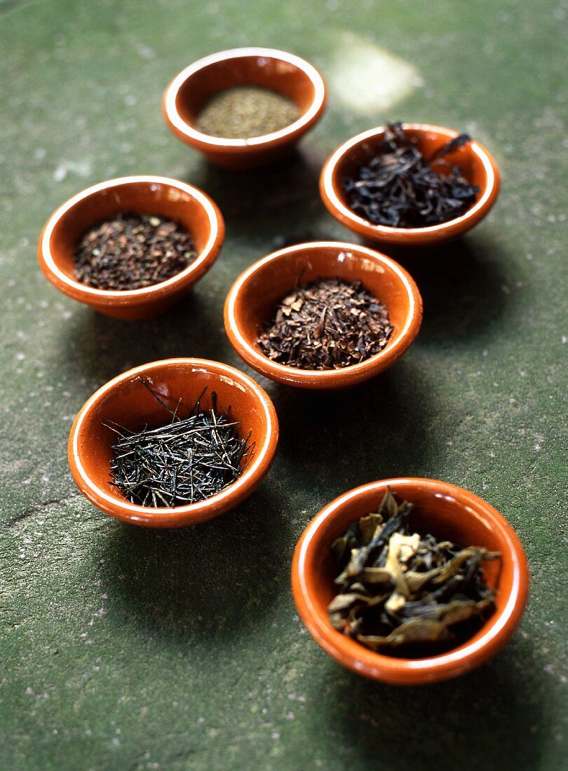 Verschiedene Teesorten in Terrakottaschälchen