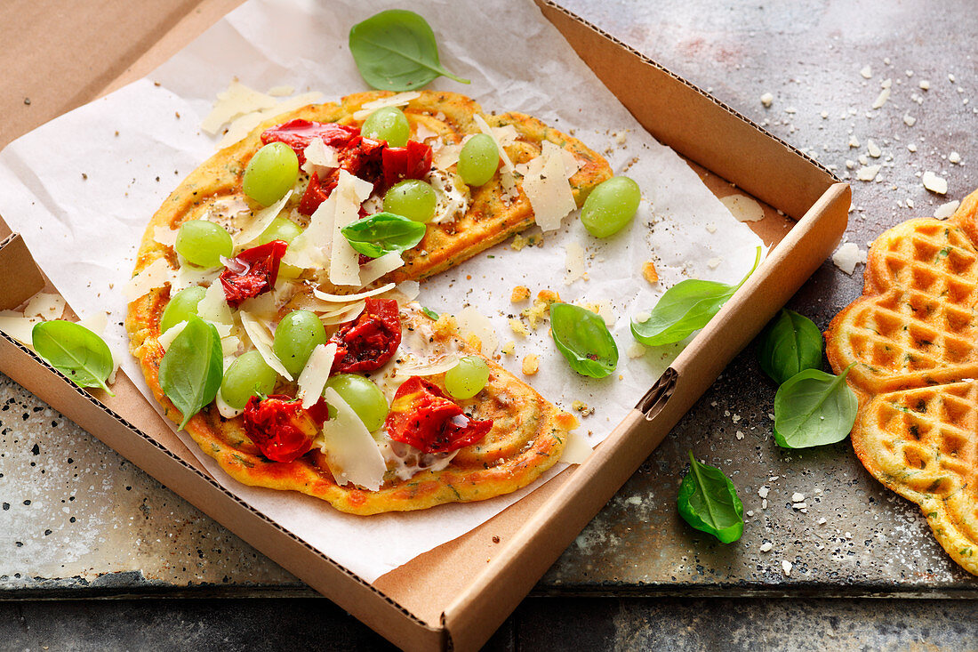 Vegetarische Käse-Waffeln mit Weintrauben, Kirschtomaten und Basilikum