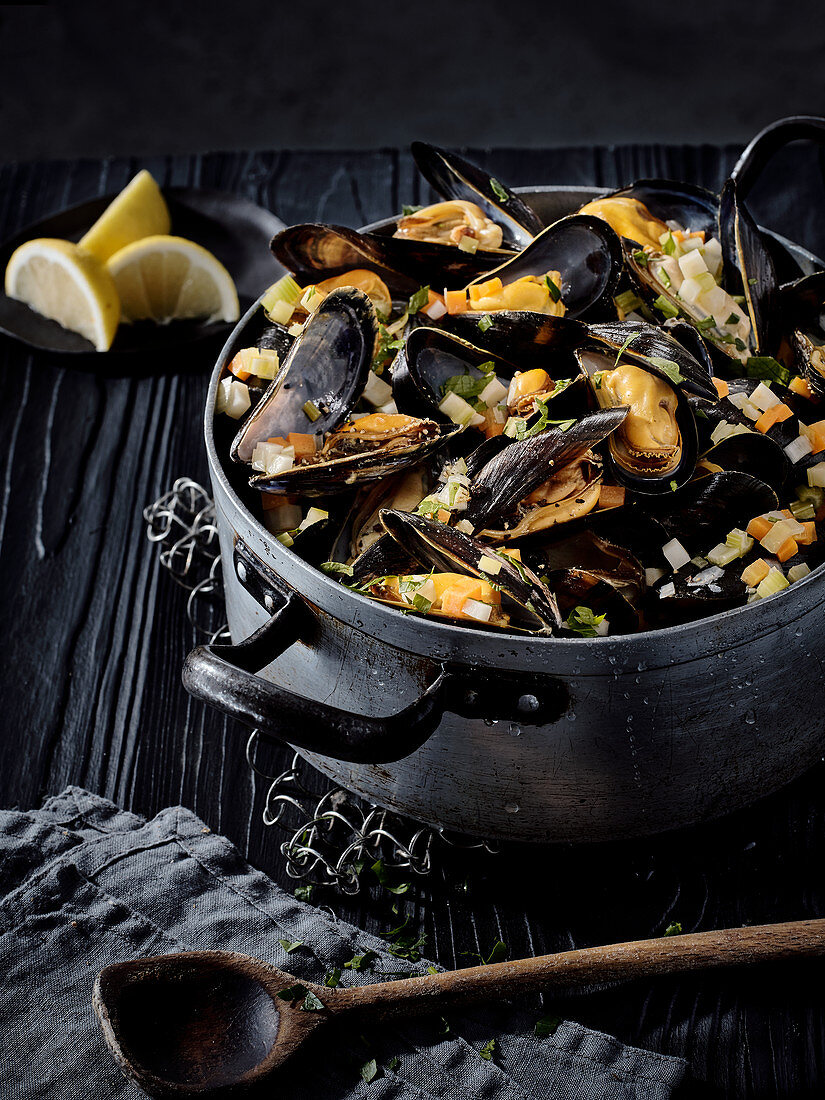 Mussels in a white wine and vegetables broth