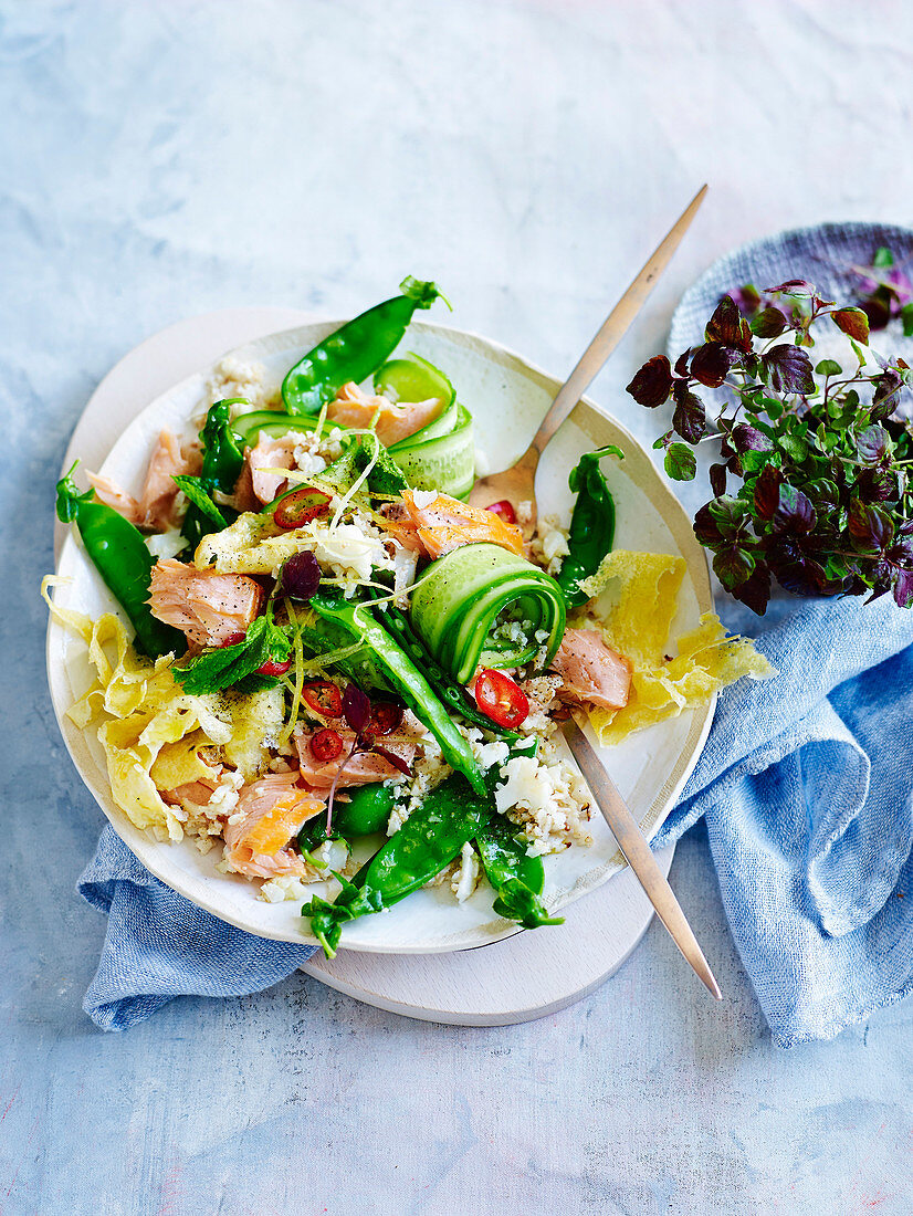 Geräucherter Lachs auf Blumenkohlreissalat