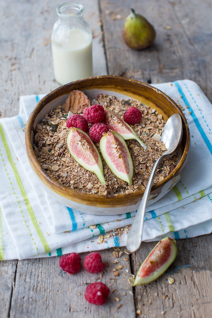 Müsli mit frischen Feigen und Himbeeren