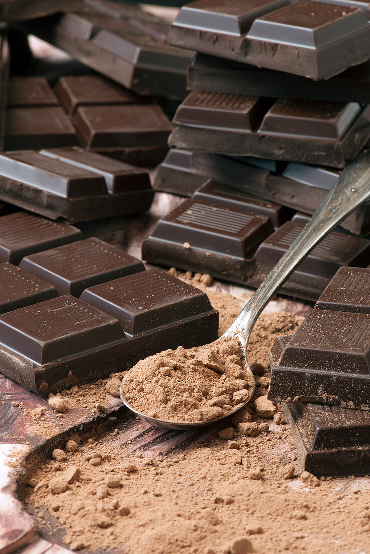 Dunkle Schokolade mit Kakaopulver