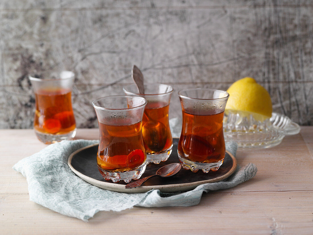 Kurkuma-Tee mit Ingwer und Zitrone