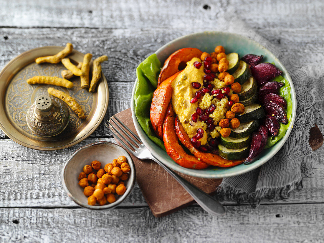 Golden Bowl mit Couscous, Gemüse und Granatapfelkernen