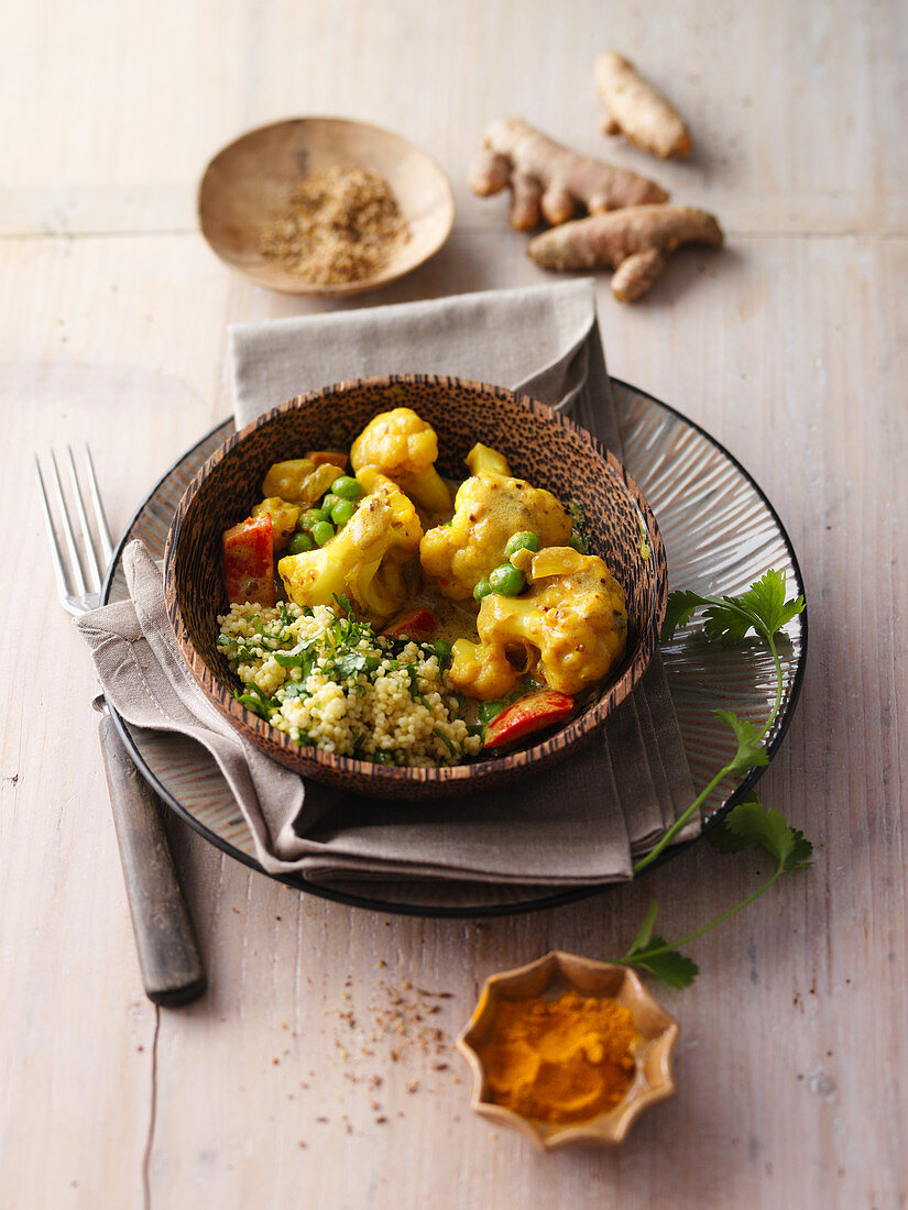 Spicy cauliflower curry with turmeric (India)