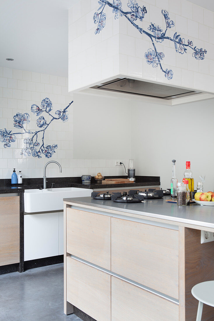 weiße Wandfliesen mit blauem Blumenmotiv in der Küche