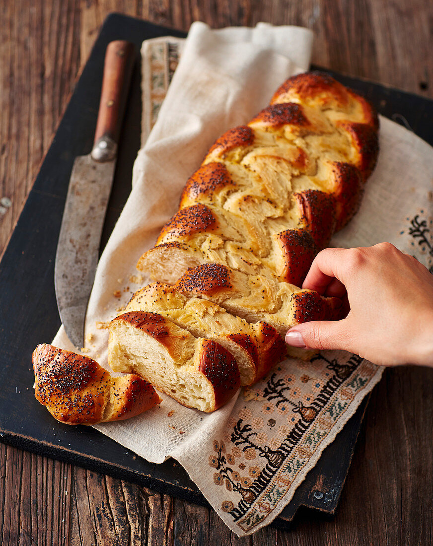 Challot Schabbat – sweet Jewish bread plait with poppyseeds