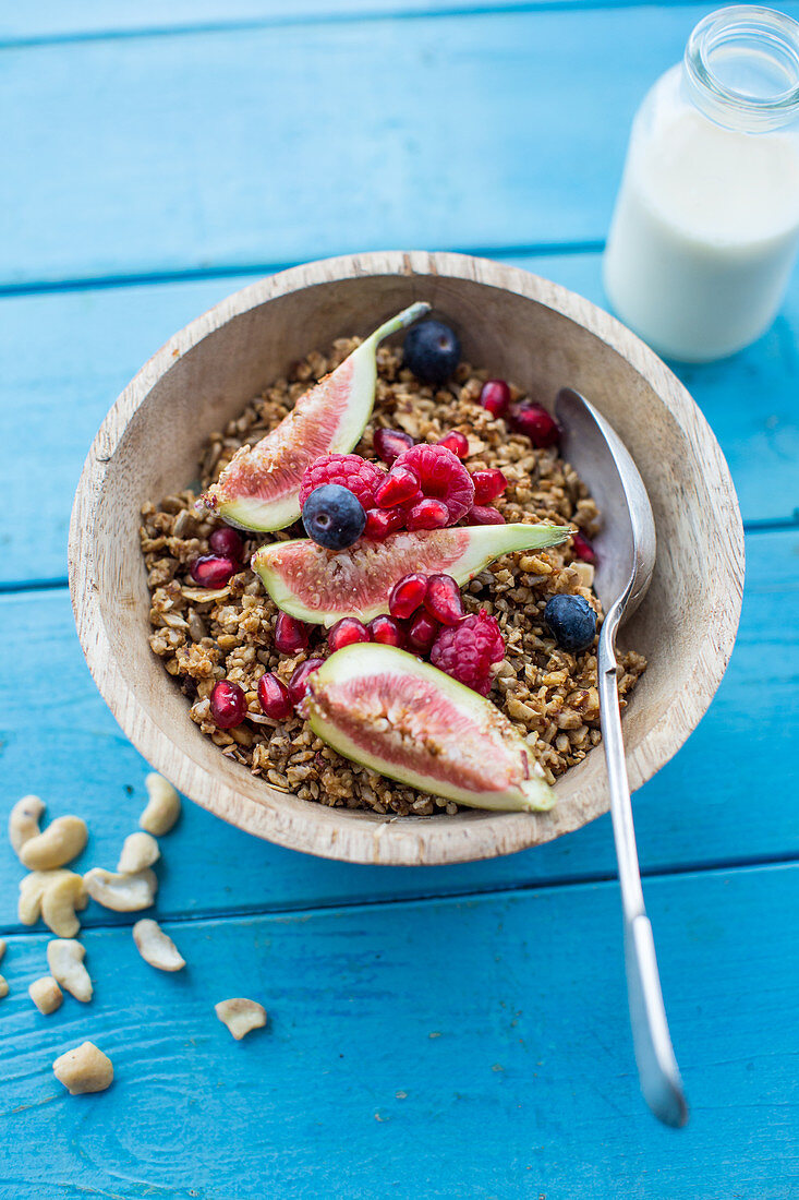 Müsli mit Feigen, Beeren und Granatapfelkernen