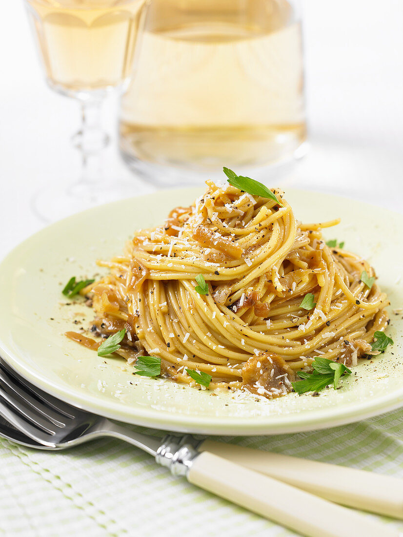 Spaghetti Carbonara mit karamellisierten Zwiebeln