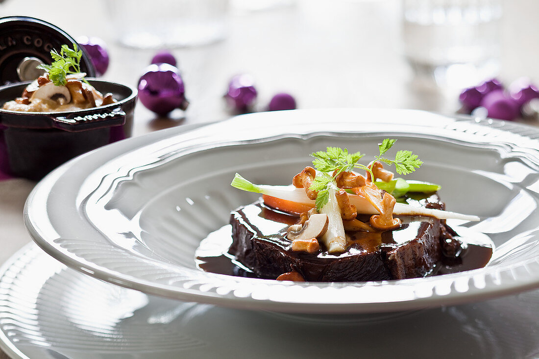 Rinderbraten mit Pilzen und Gemüse zu Weihnachten