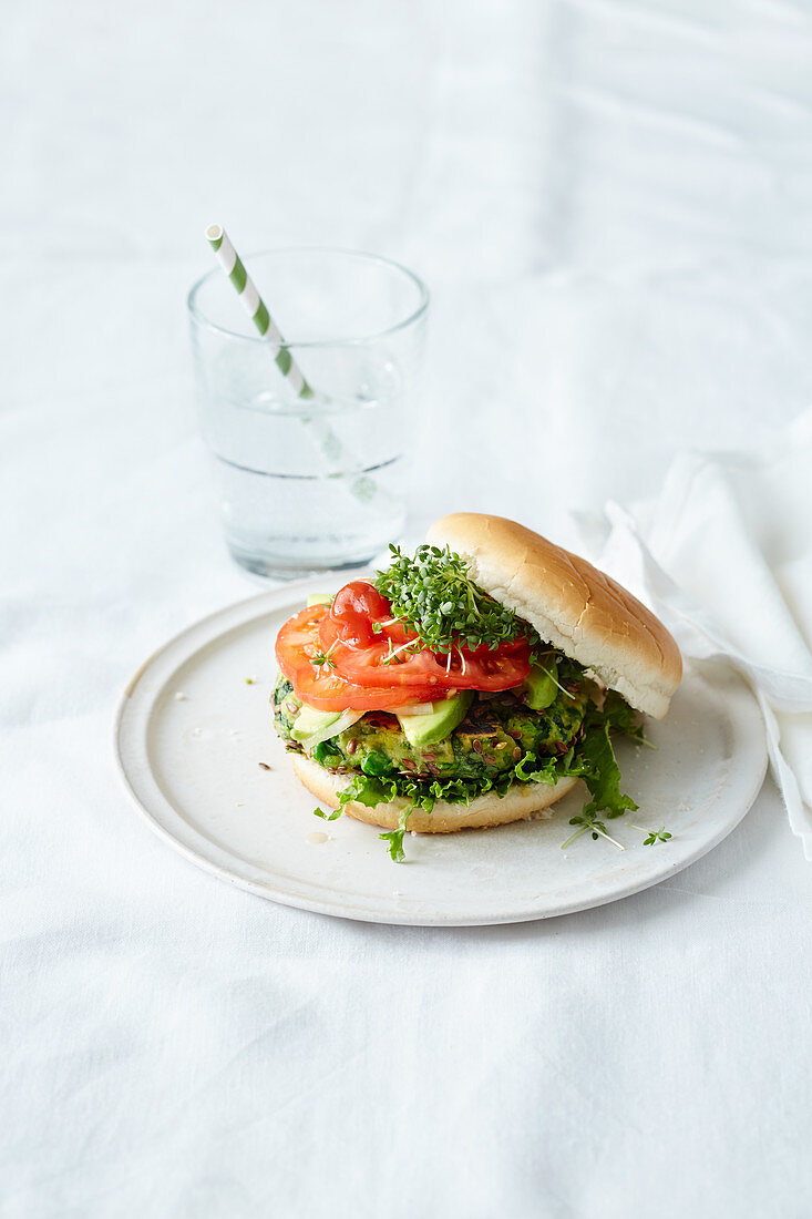Veggie Pea-Burger mit Microgreens