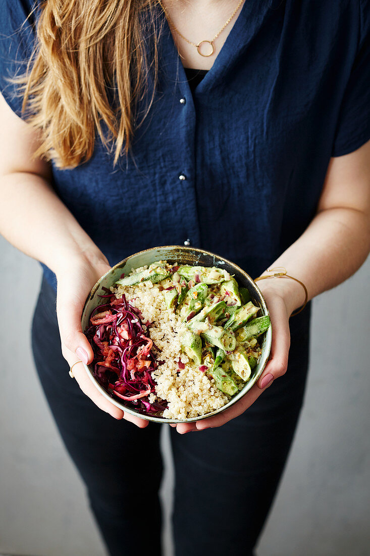 Vegane Okra-Curry-Bowl mit Rotkohl und Quinoa