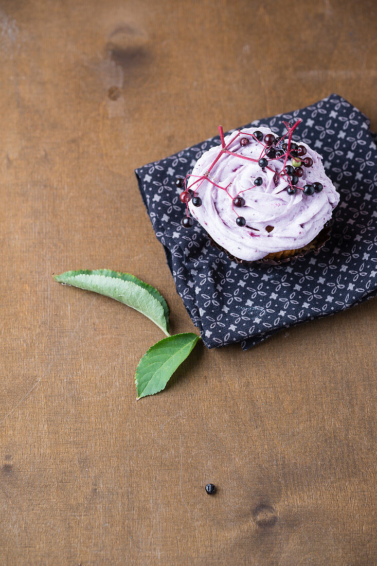 Cupcake mit Holunderbeerentopping