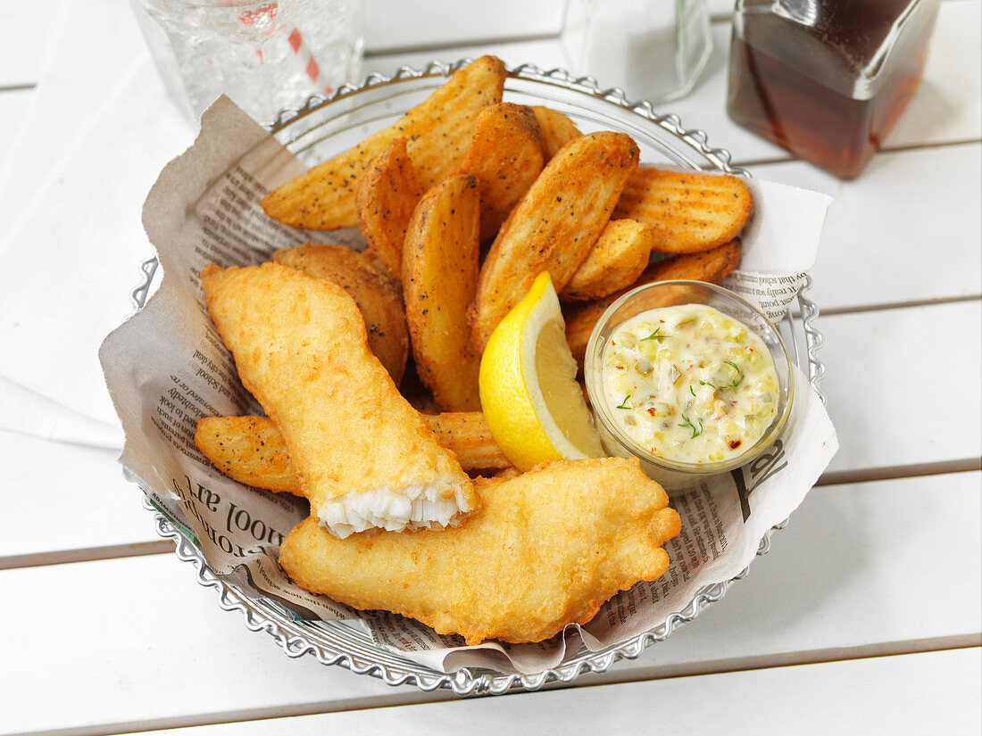 Fisch & Chips mit Dip und Zitrone