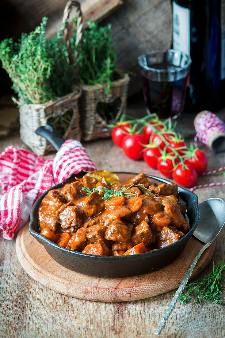 Rindergulasch mit Rotwein