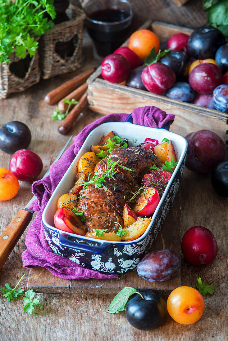 Gebratenes Schweinefilet mit Pflaumen