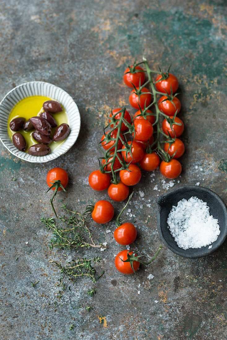 Kirschtomaten, Oliven, Salz und frischer Thymian