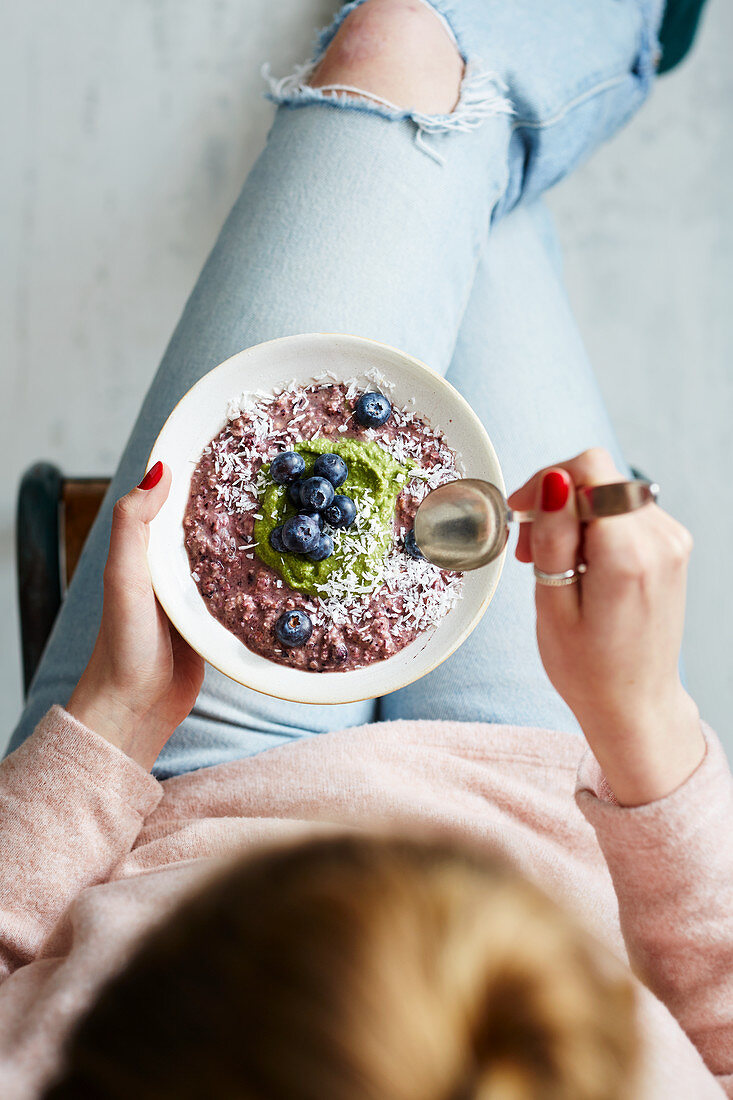 Overnight Oats mit Heidelbeeren, Kokos und Kopfsalat-Weizengras-Sauce