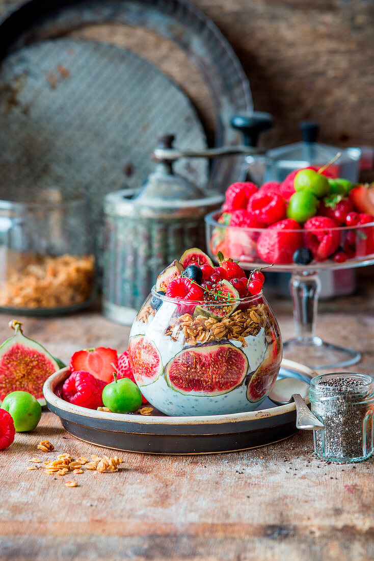 Chiapudding mit Feigen und Beeren