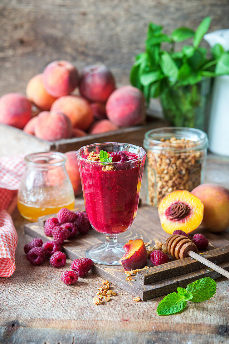 Pfirsich-Himbeer-Smoothie mit Honig