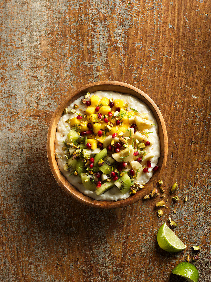 Breakfast Bowl mit frischen Früchten